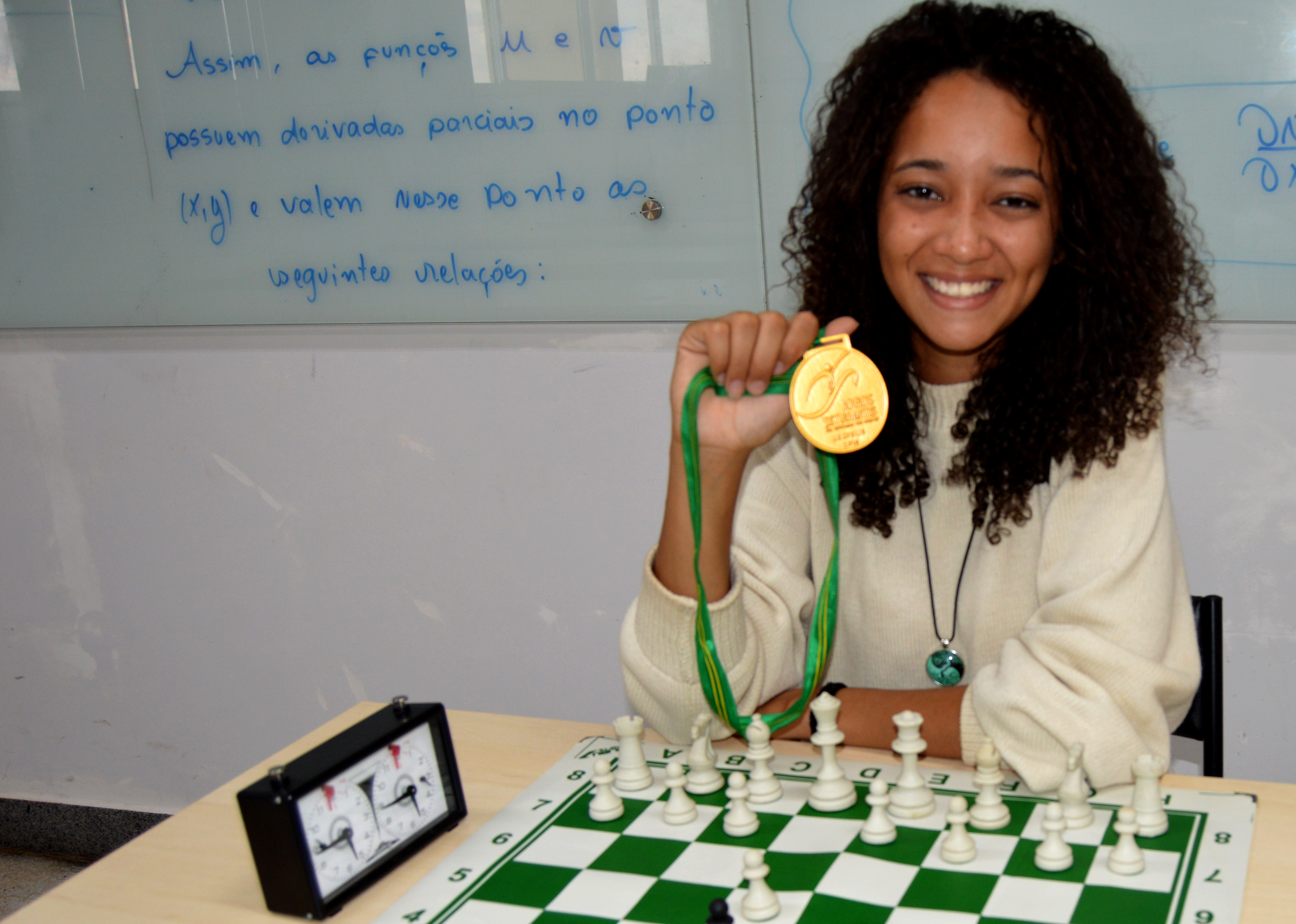 Landa segurando a medalha de ouro da etapa Estadual